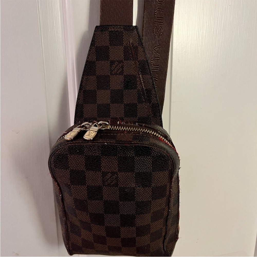 Vintage cross body unisex bag. Leather & zippers are in mint condition.